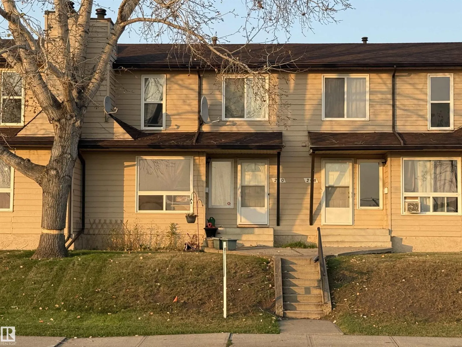 210 WARWICK RD NW