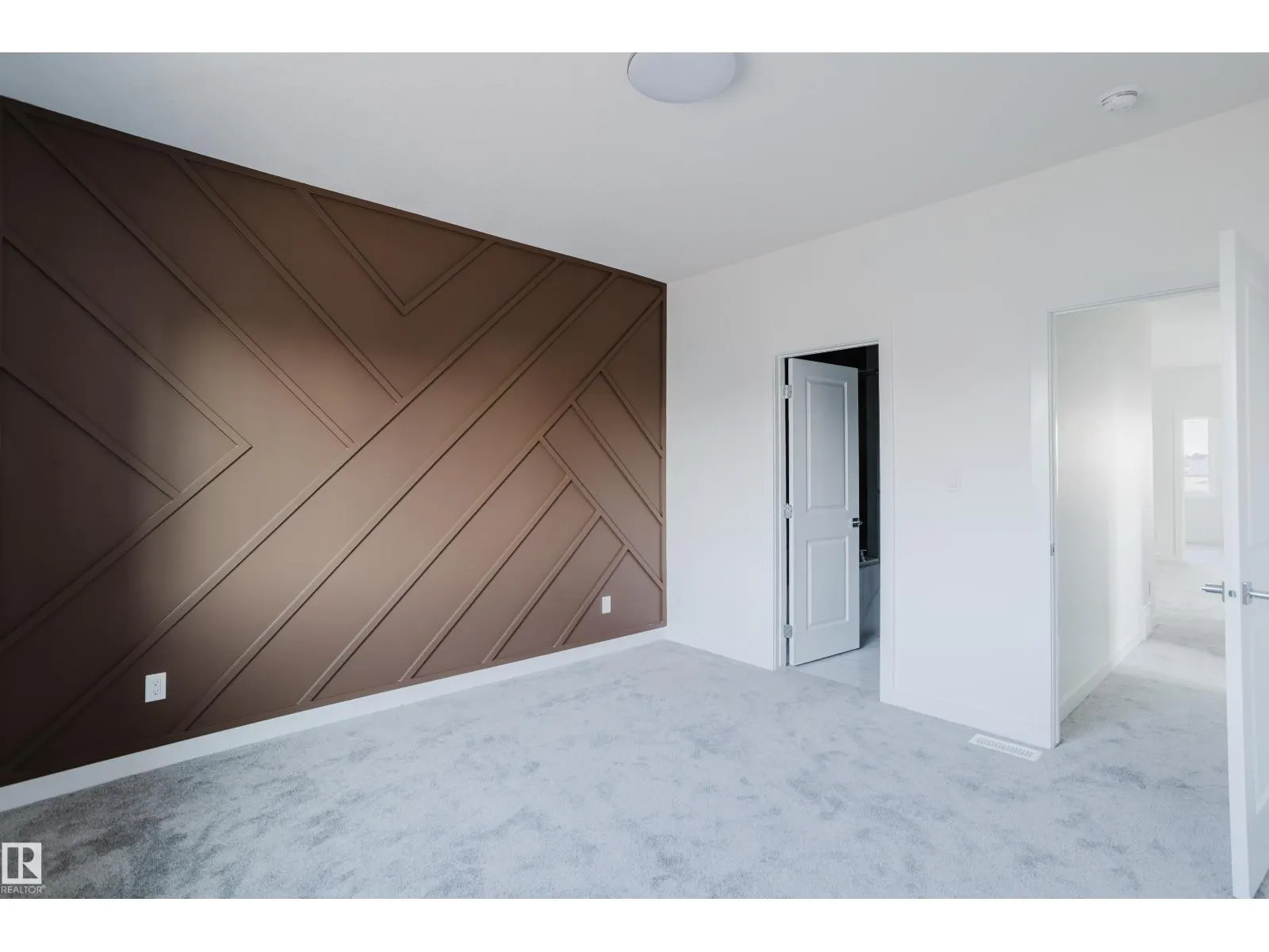 929 19 AV NW