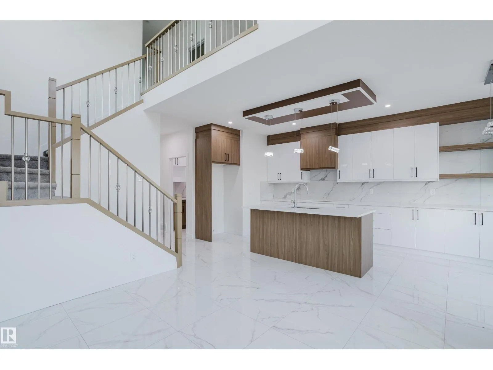 929 19 AV NW