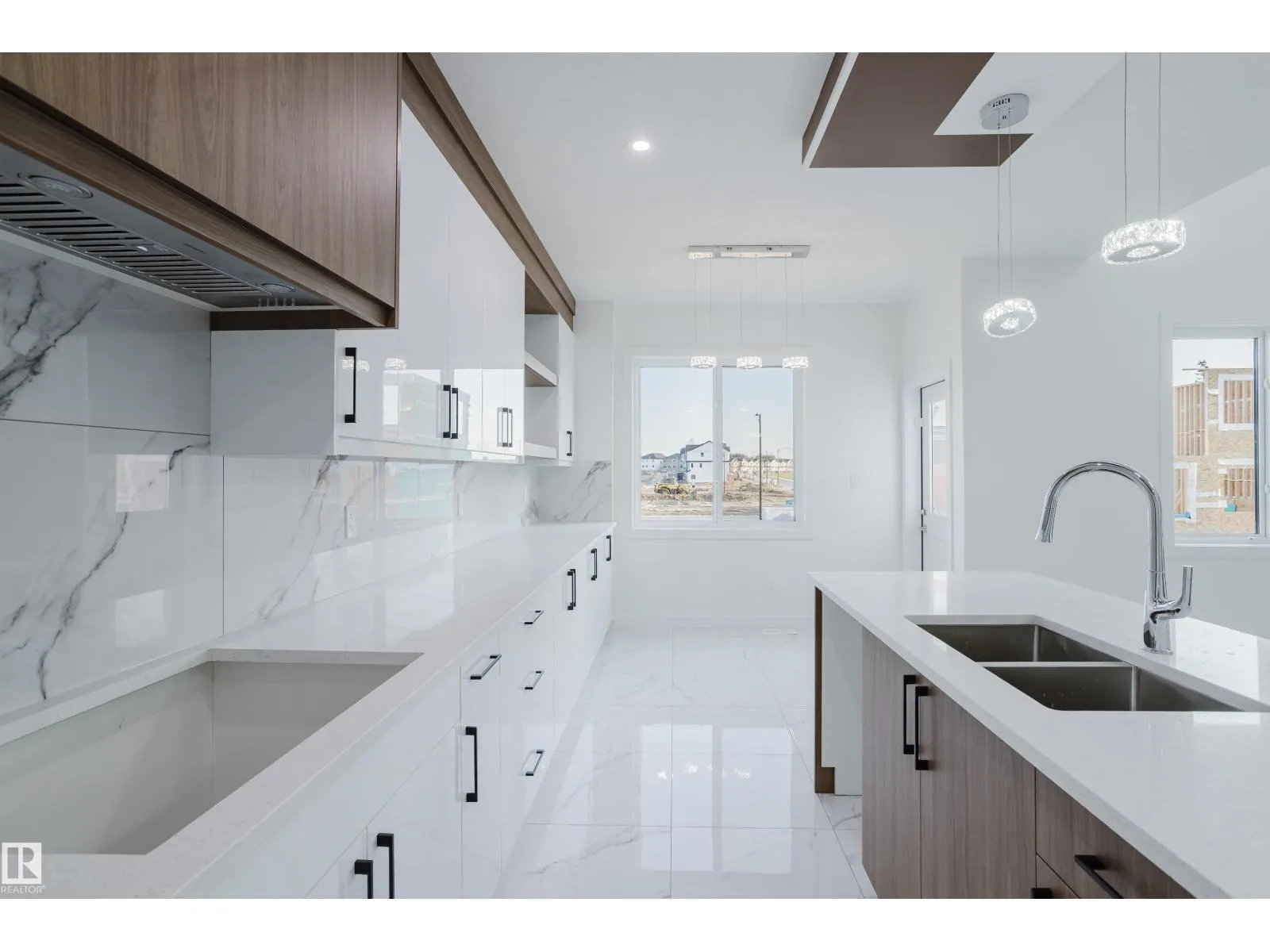 929 19 AV NW