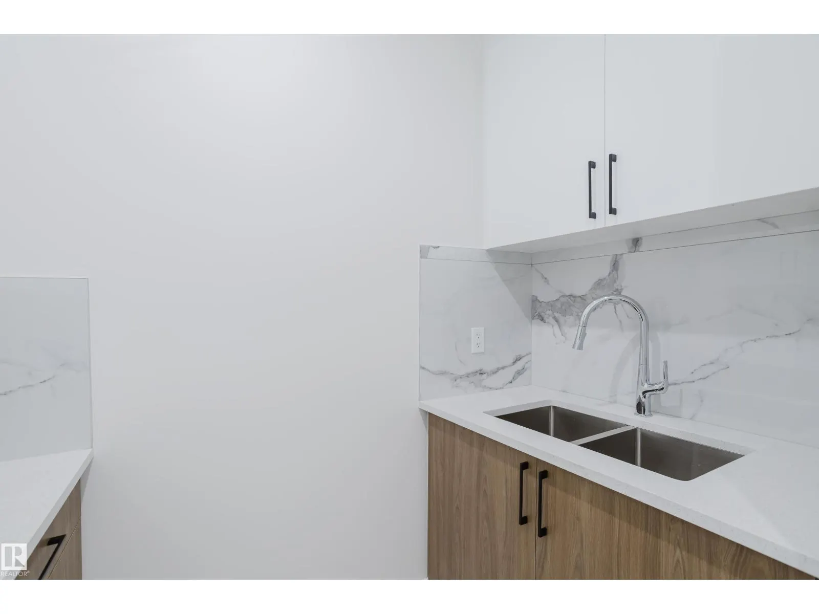 929 19 AV NW
