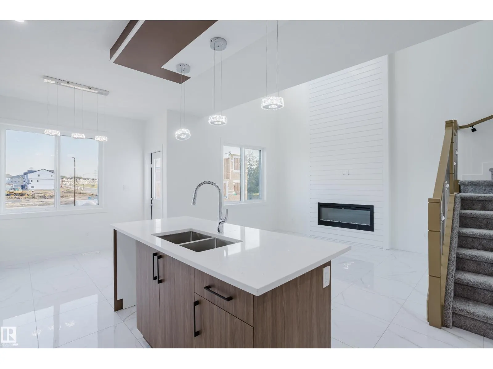 929 19 AV NW