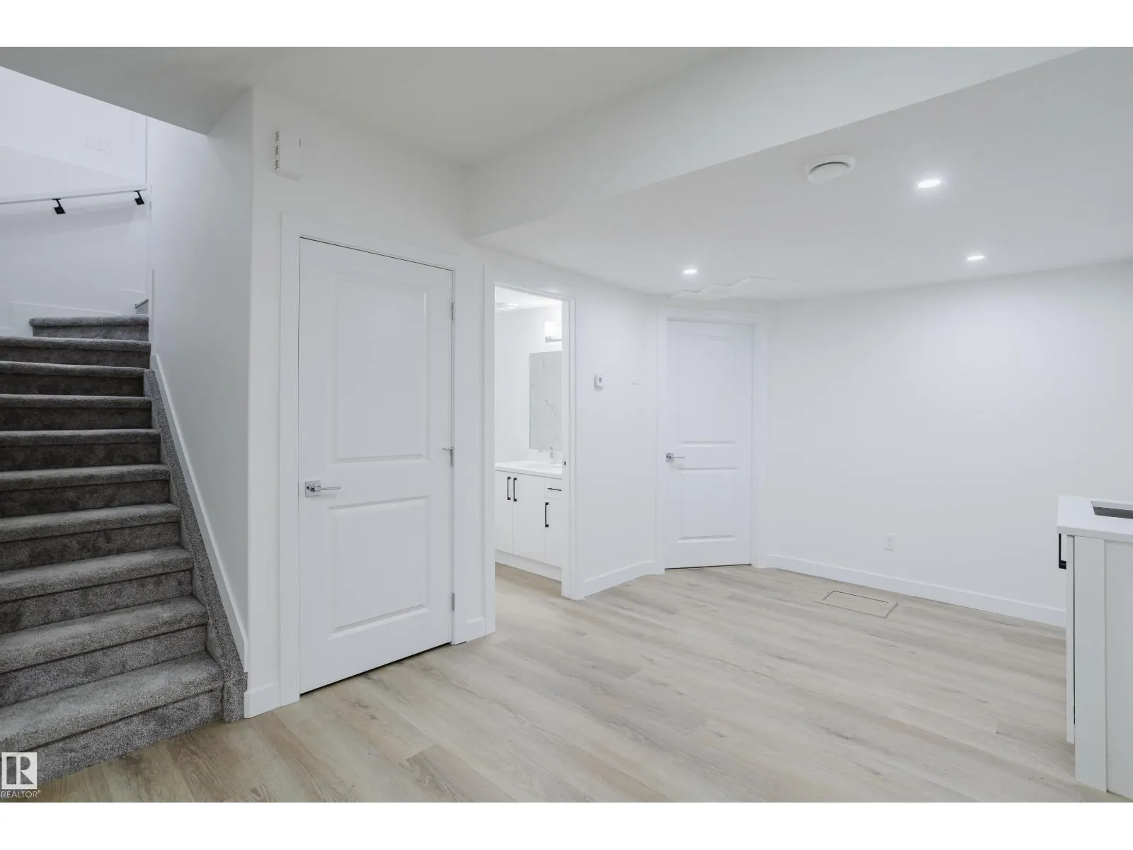 929 19 AV NW