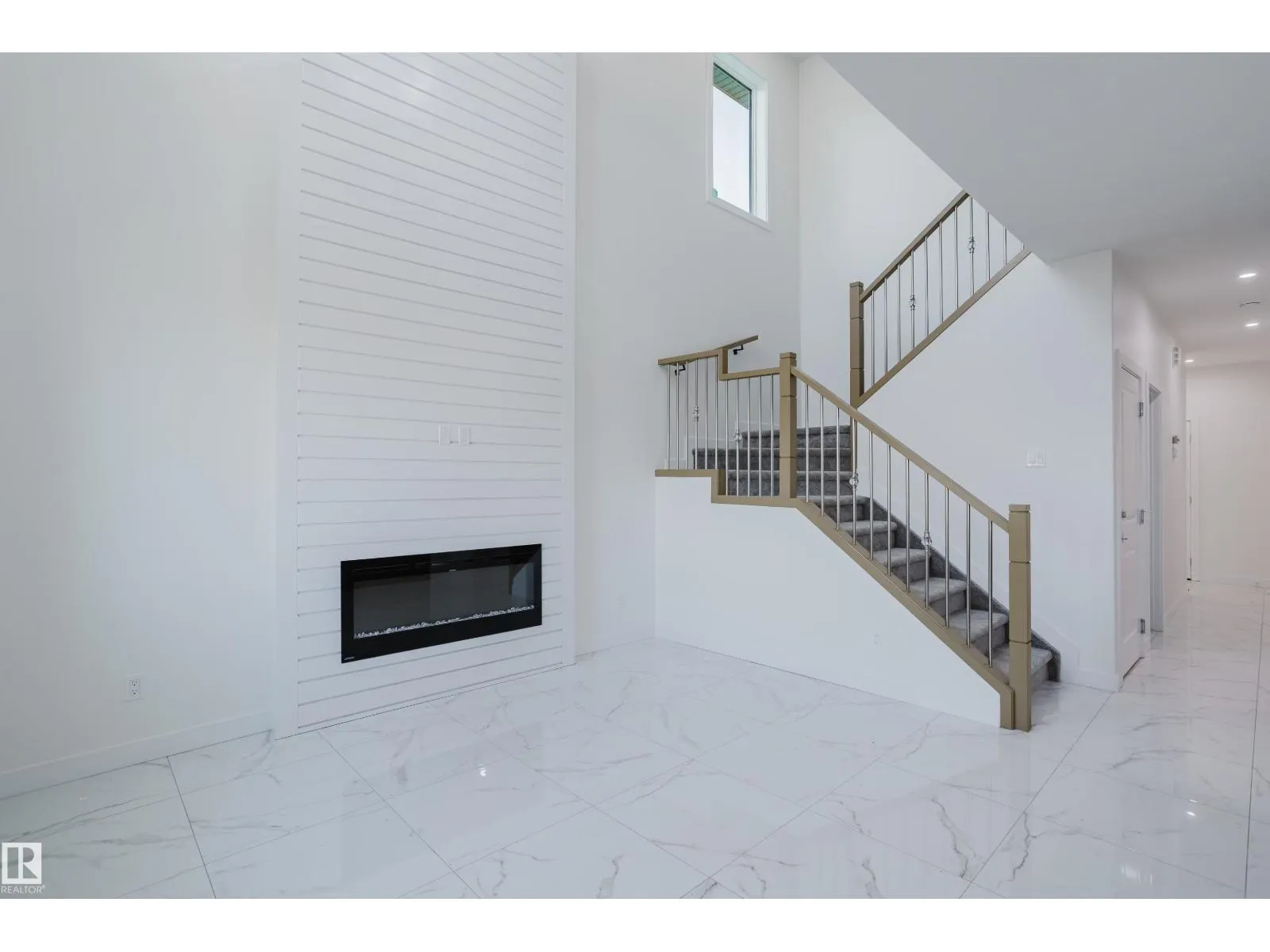 929 19 AV NW
