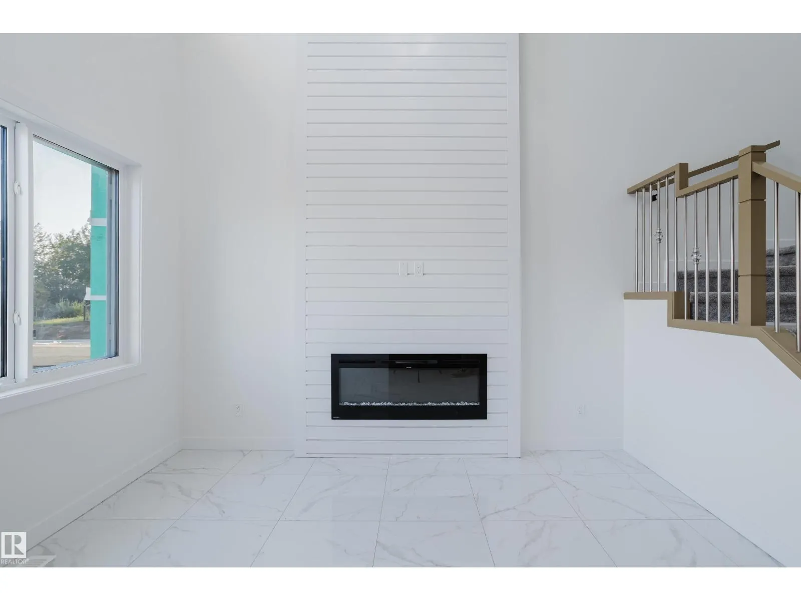 929 19 AV NW
