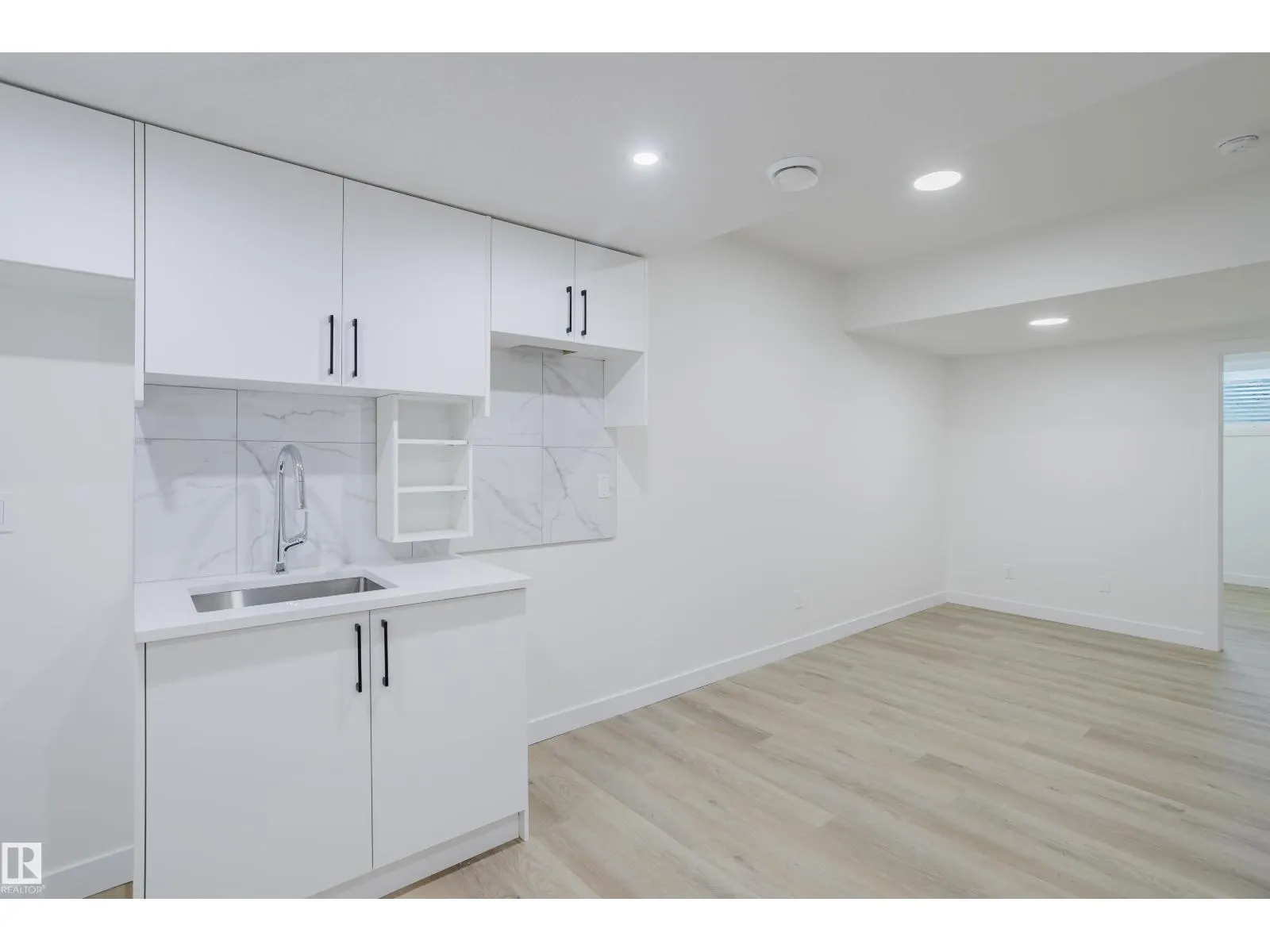 929 19 AV NW