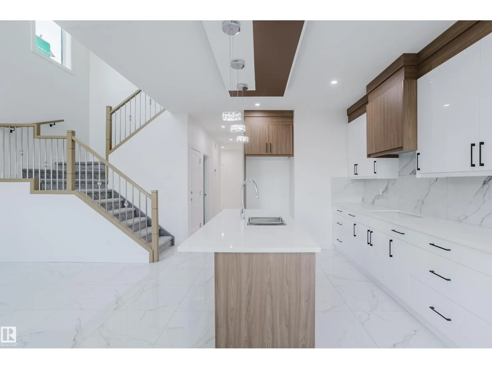 929 19 AV NW