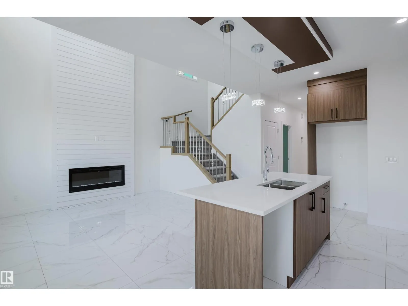 929 19 AV NW