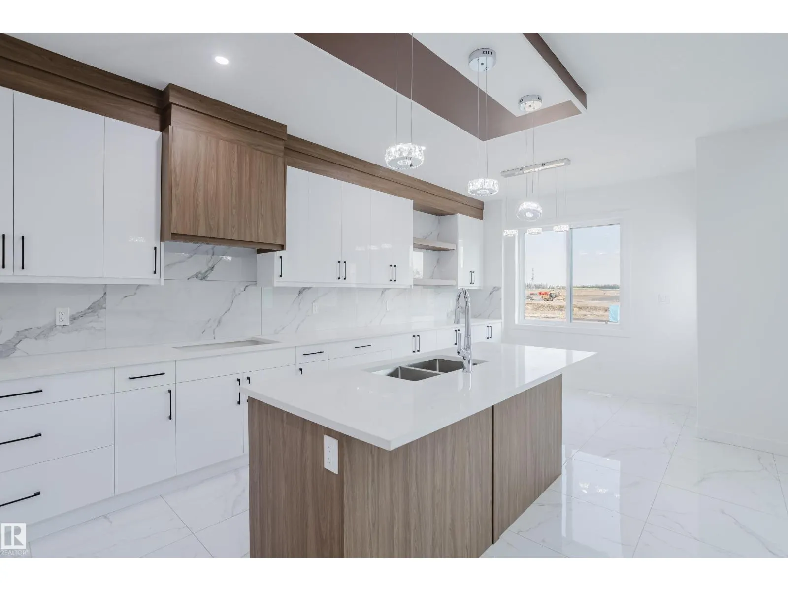 929 19 AV NW