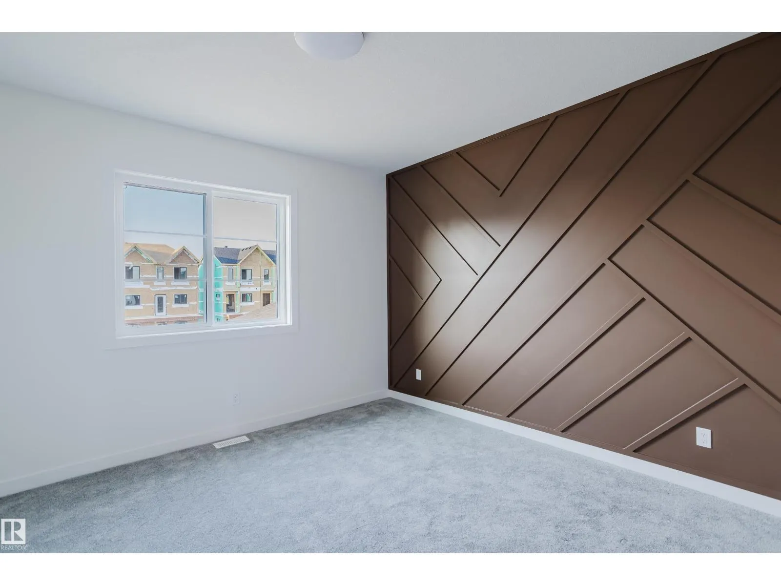 929 19 AV NW