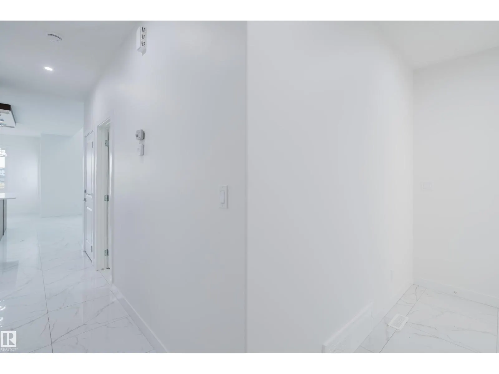 929 19 AV NW