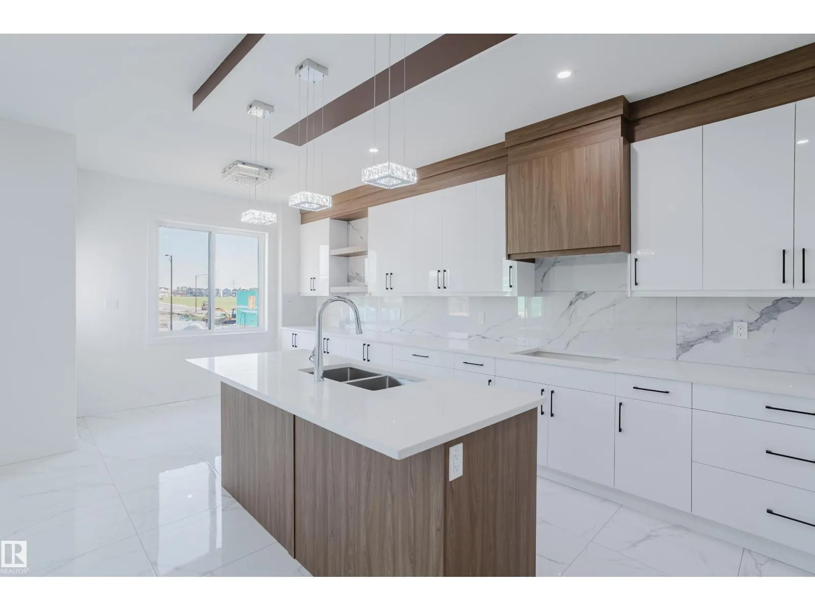927 19 AV NW