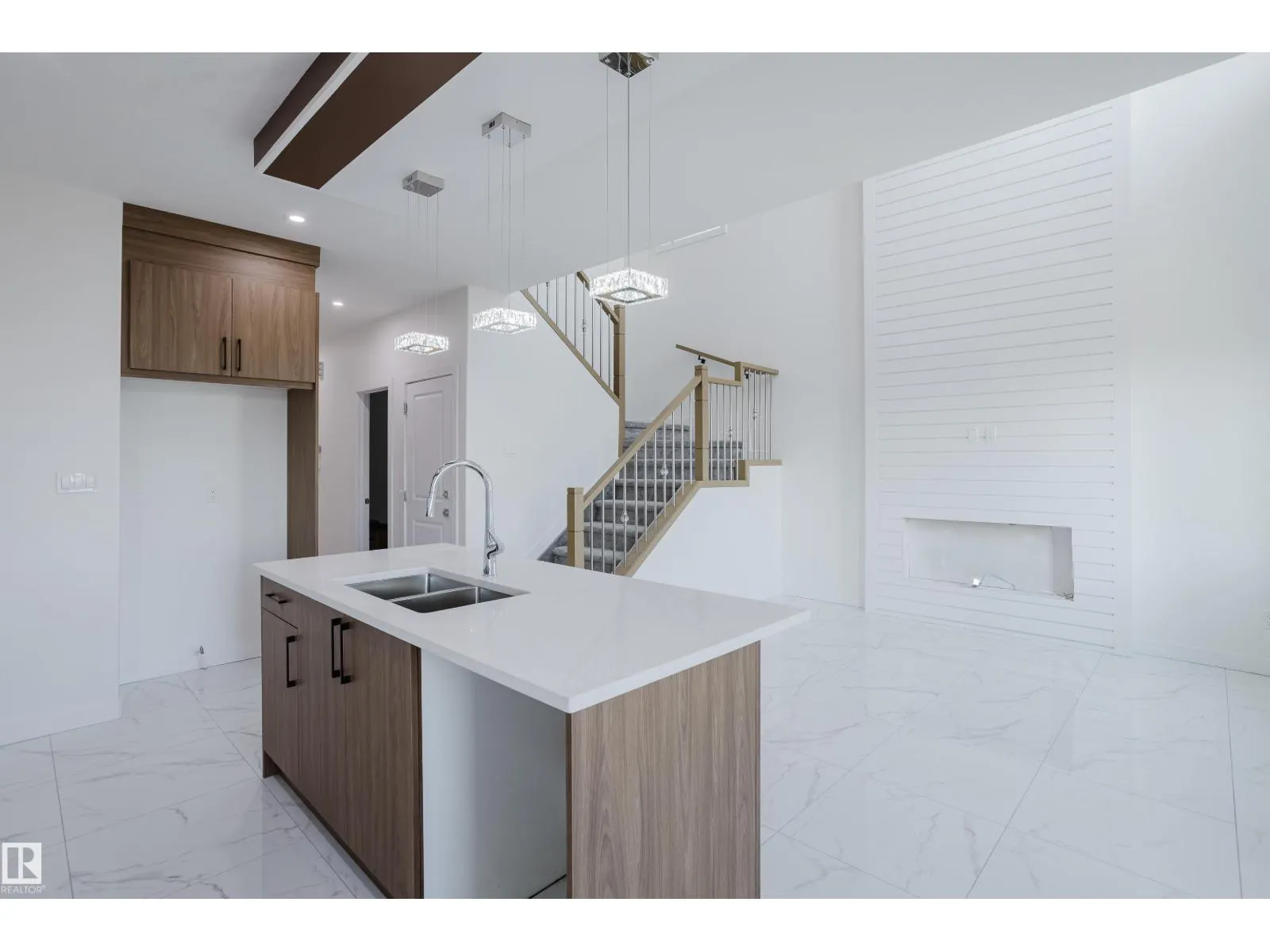 927 19 AV NW