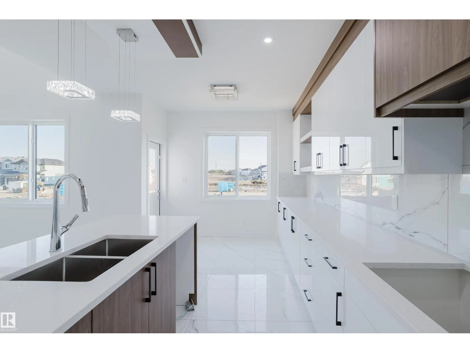 927 19 AV NW