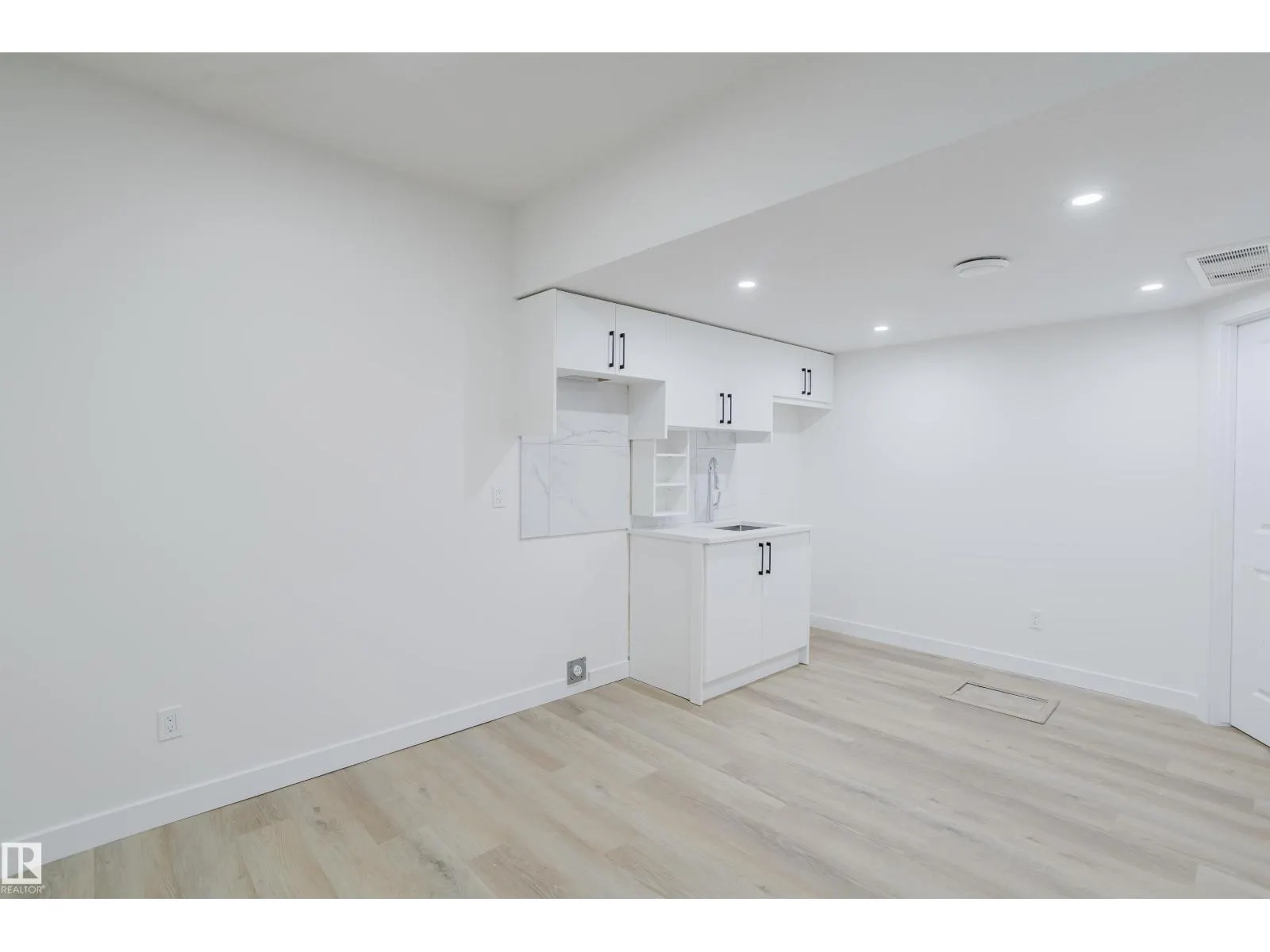 927 19 AV NW