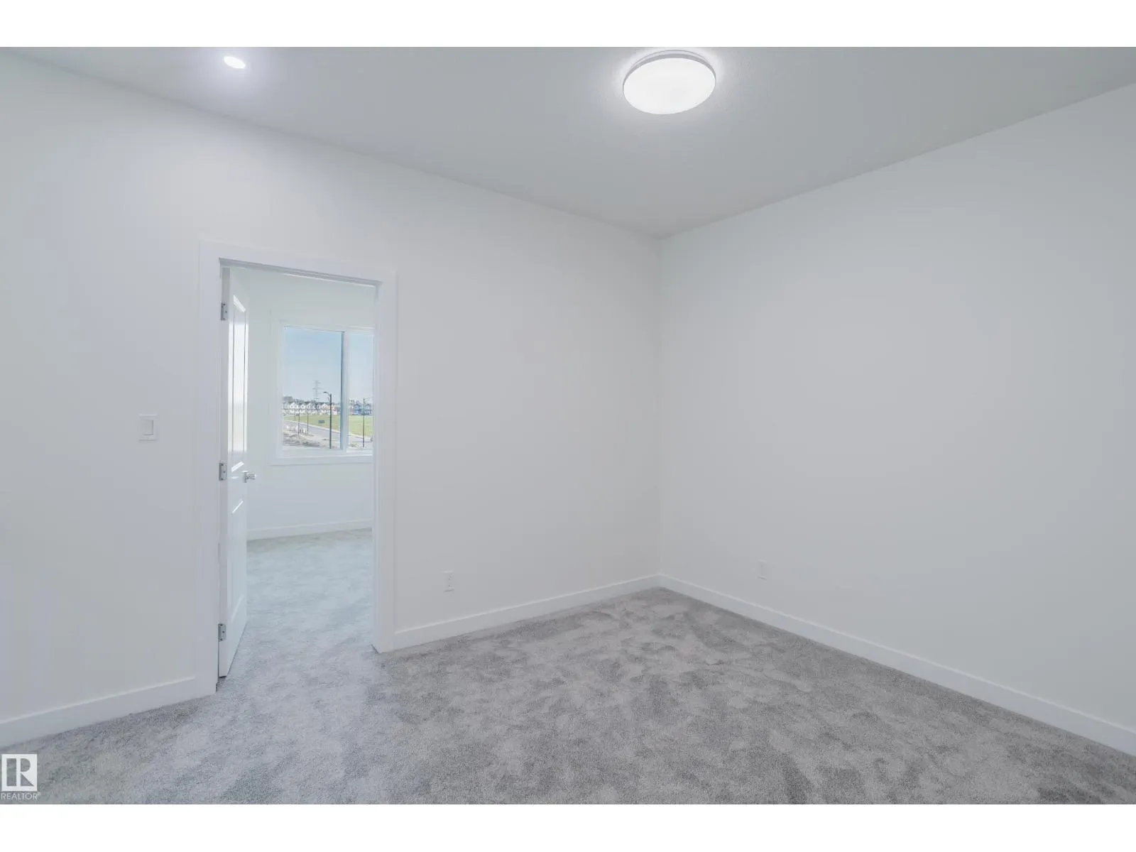 927 19 AV NW
