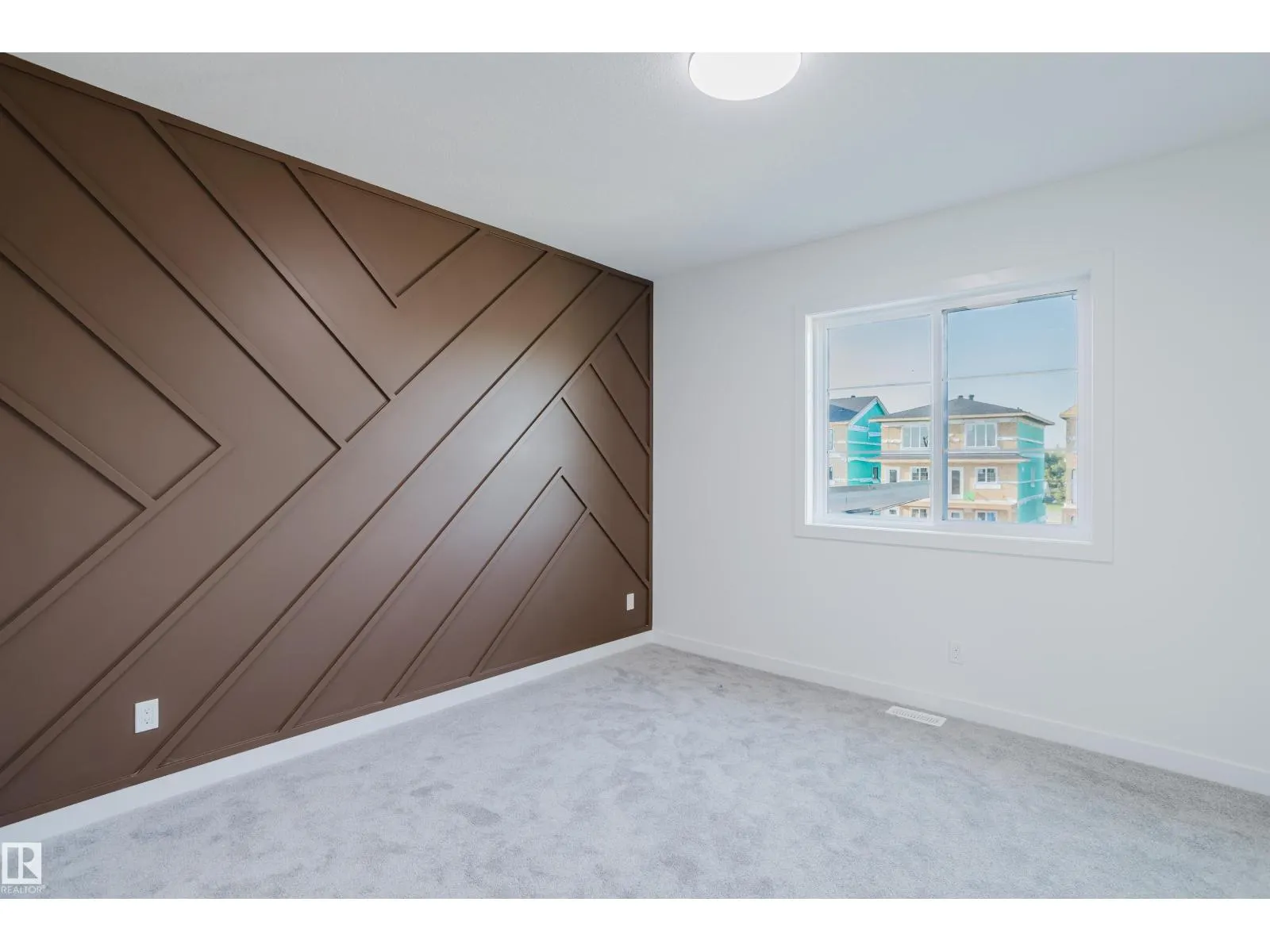 927 19 AV NW