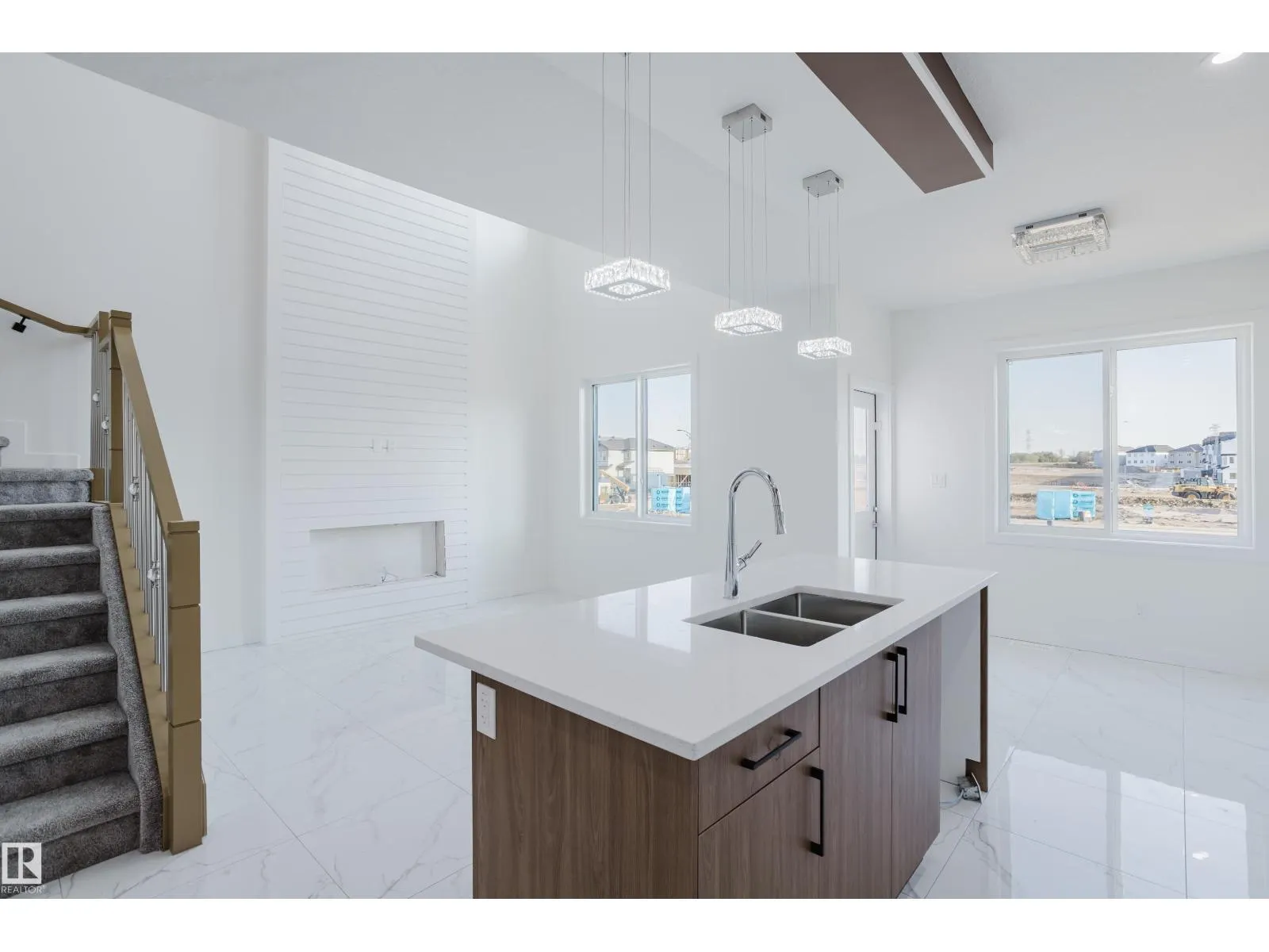927 19 AV NW
