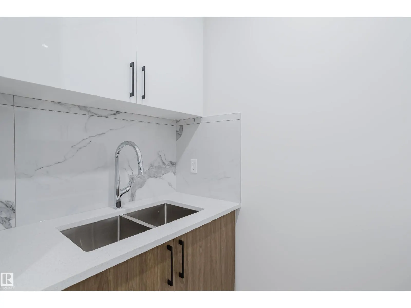927 19 AV NW