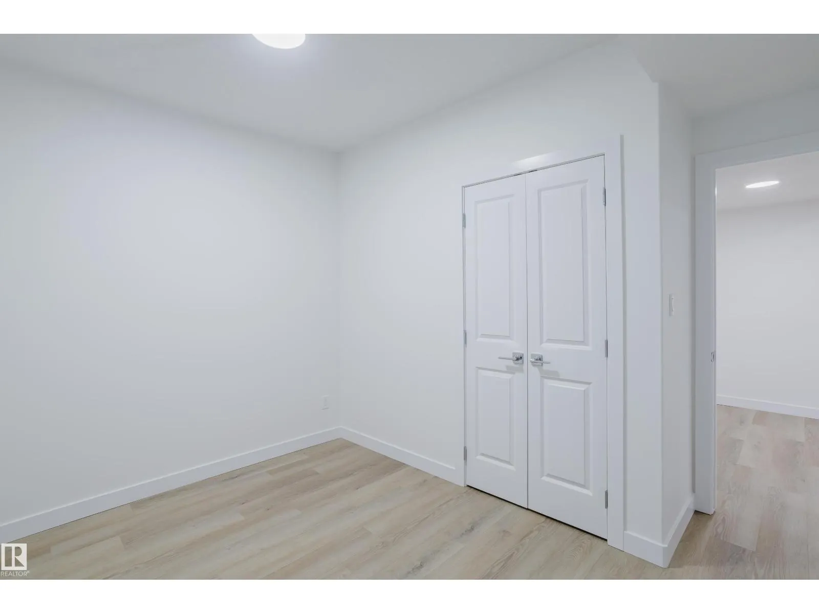 927 19 AV NW