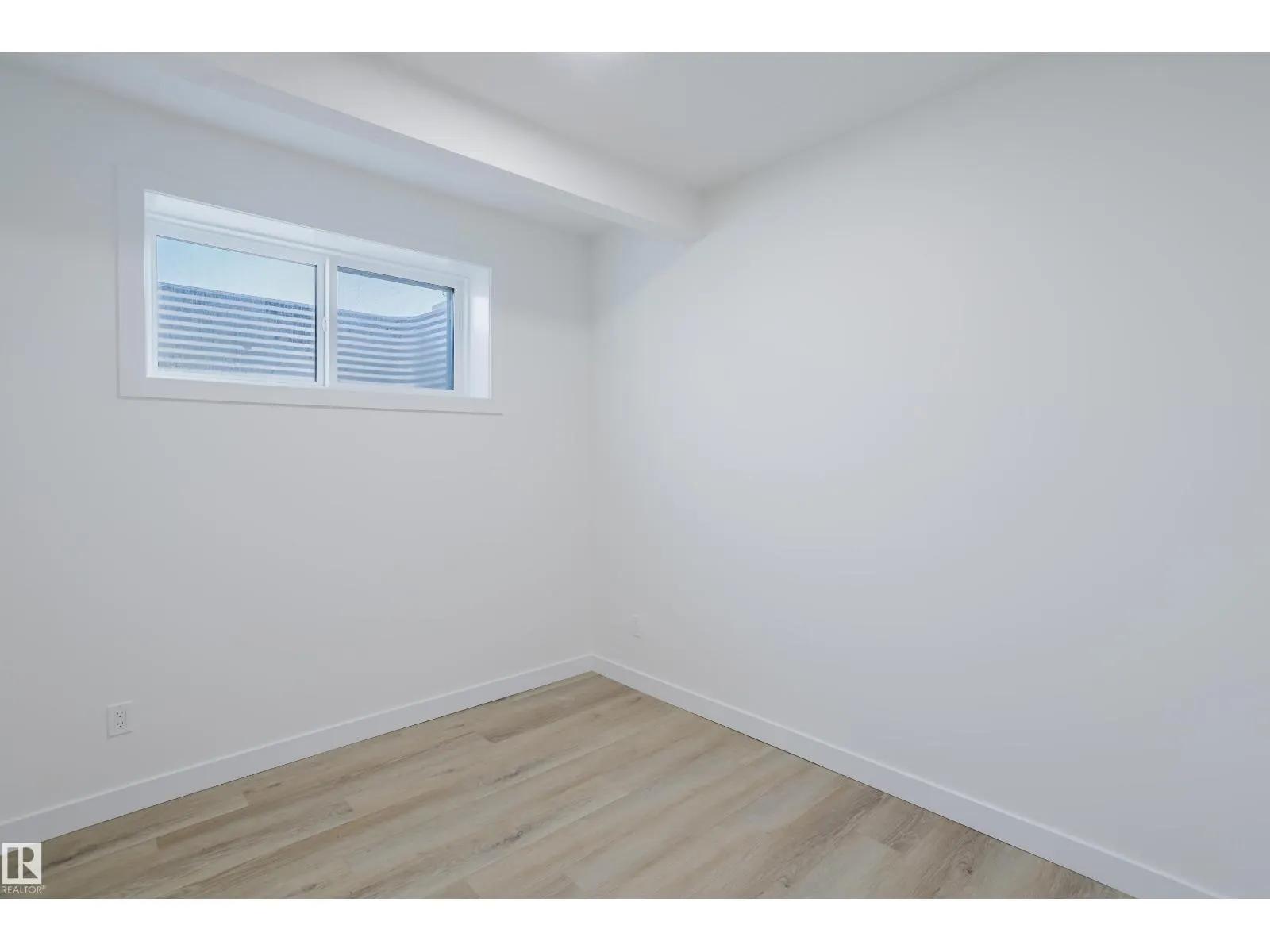 927 19 AV NW