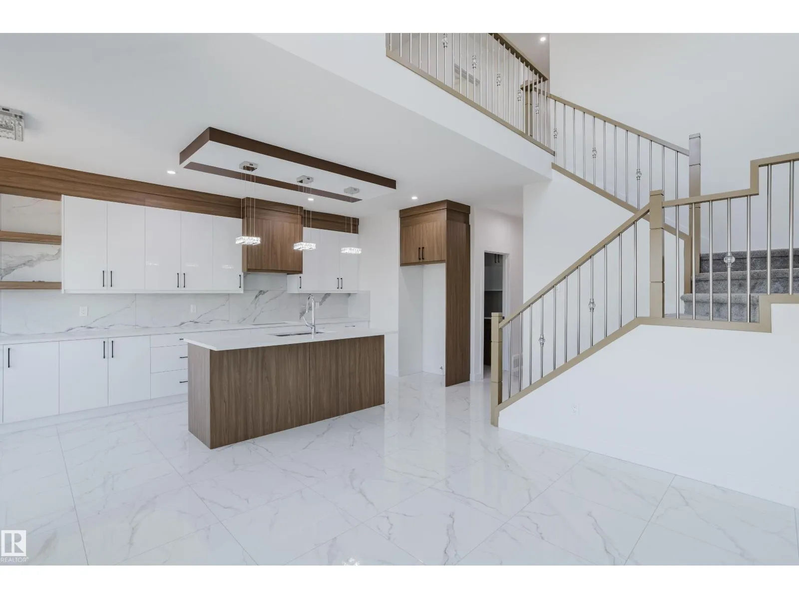 927 19 AV NW