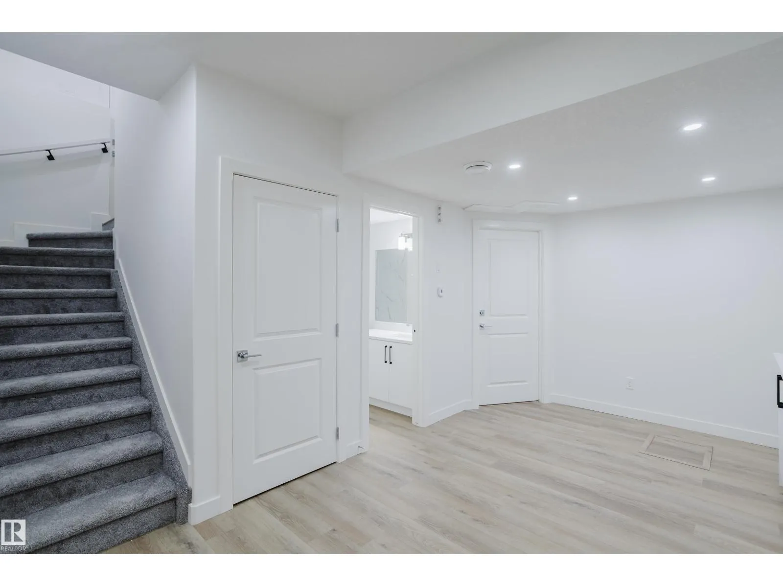 924 15 AV NW