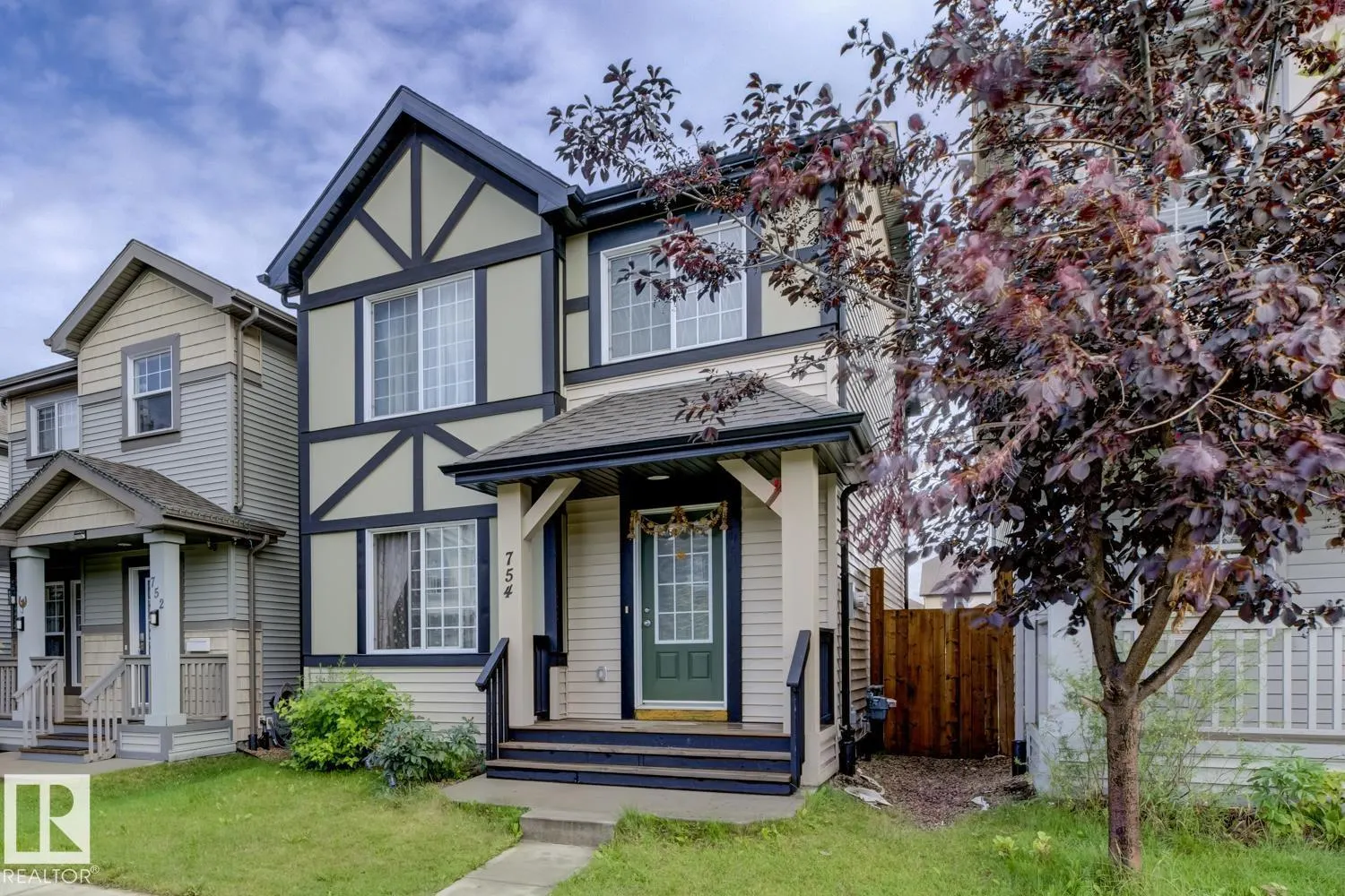 754 Eagleson CR NW