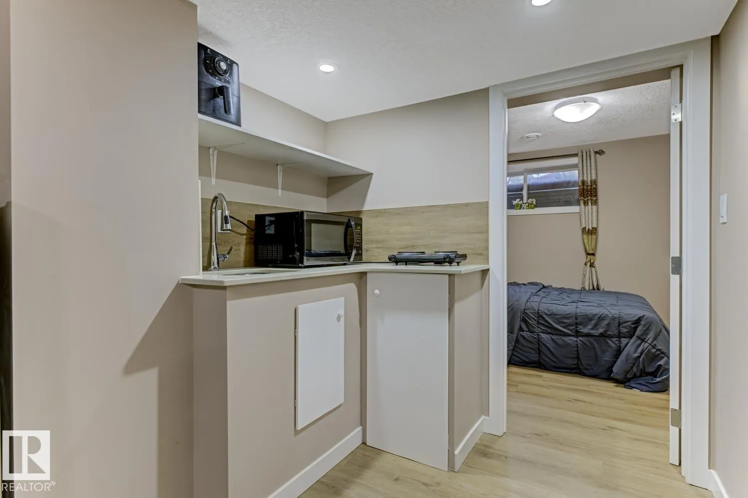754 Eagleson CR NW