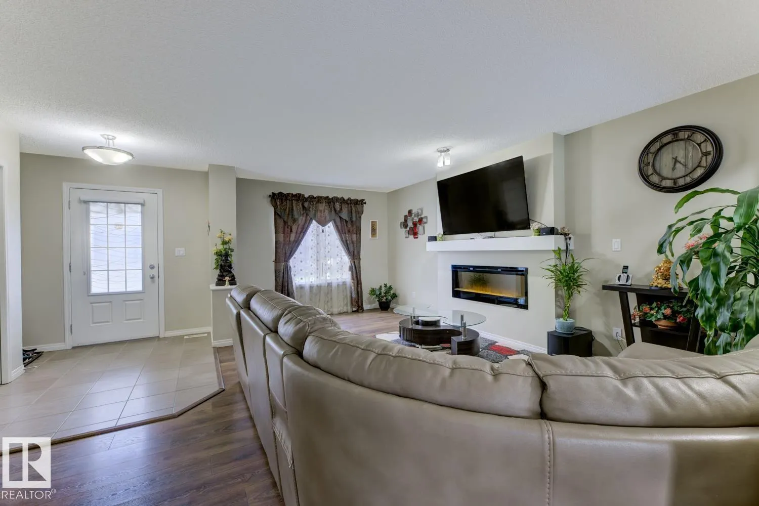 754 Eagleson CR NW