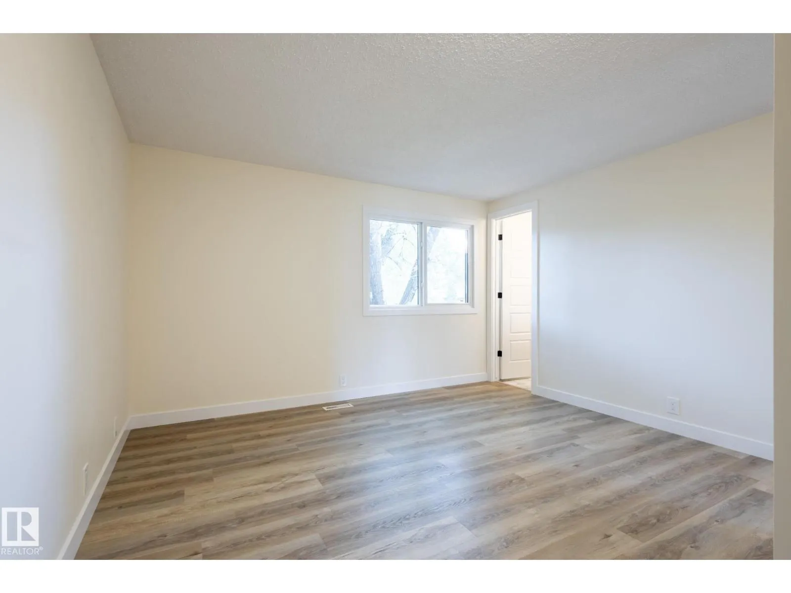 3109 110A ST NW
