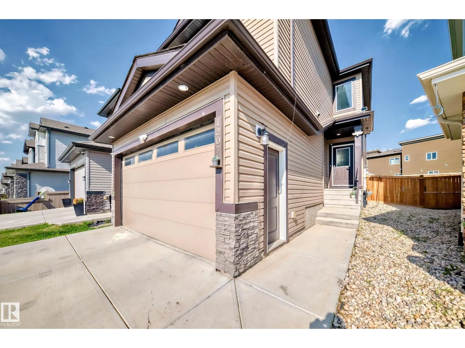 1207 24 ST NW