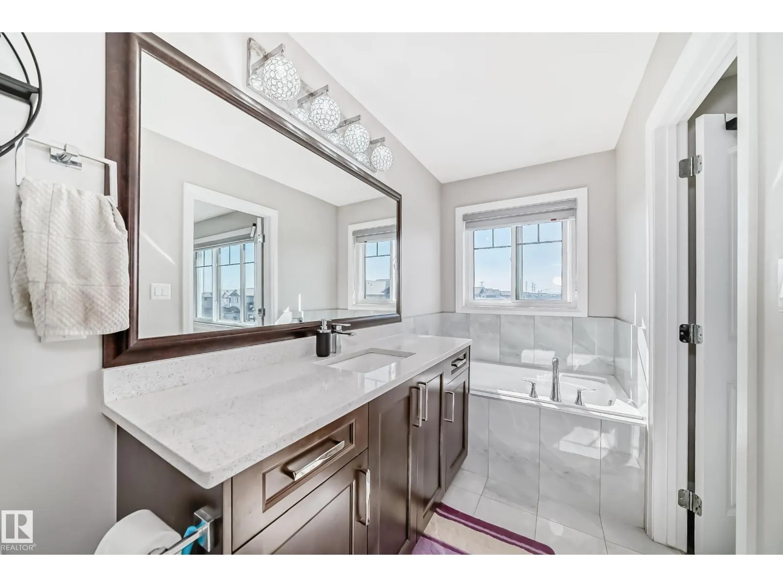 1207 24 ST NW