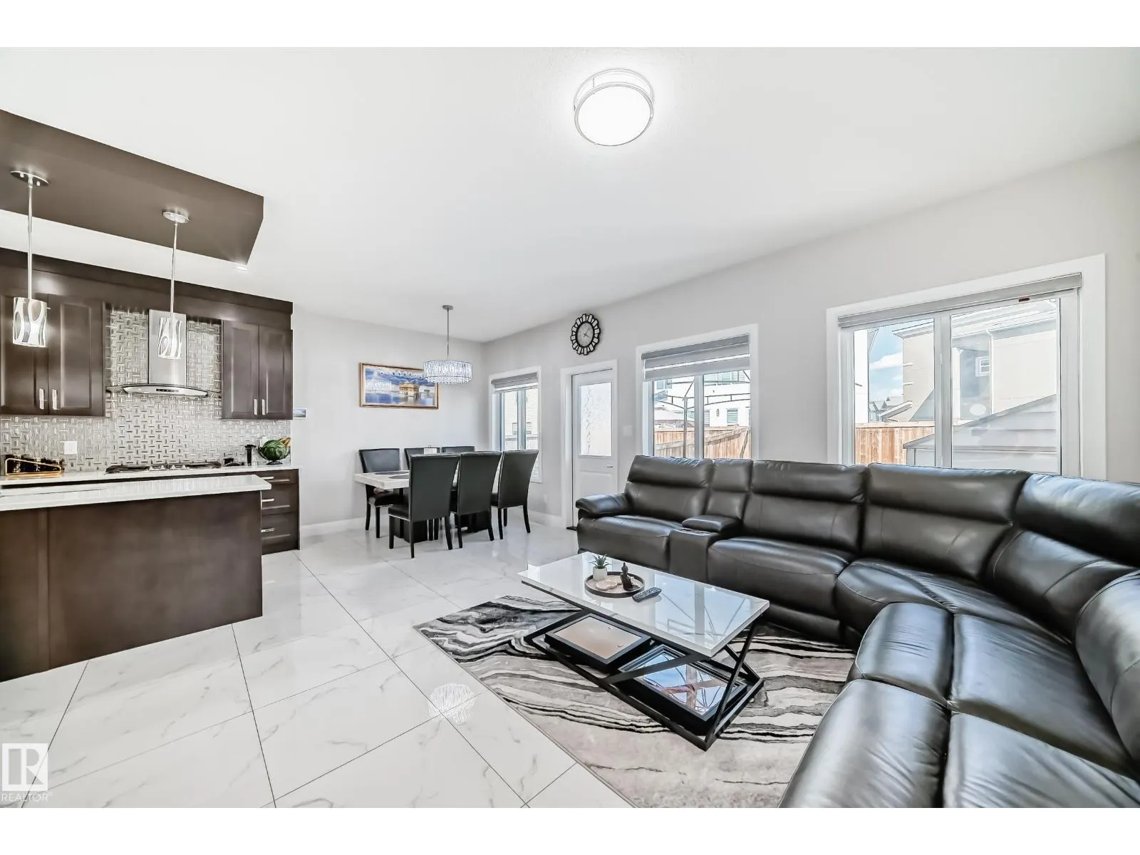1207 24 ST NW
