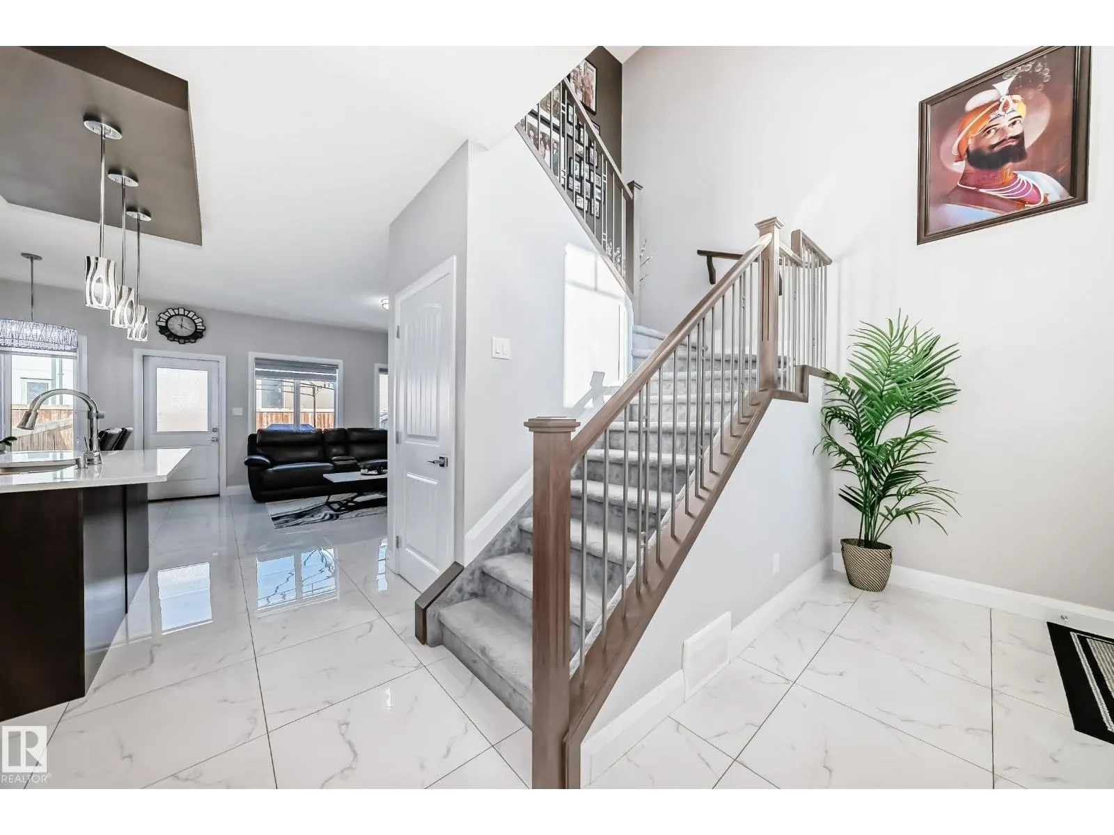 1207 24 ST NW