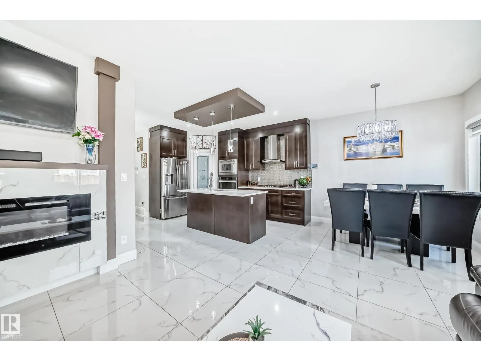1207 24 ST NW