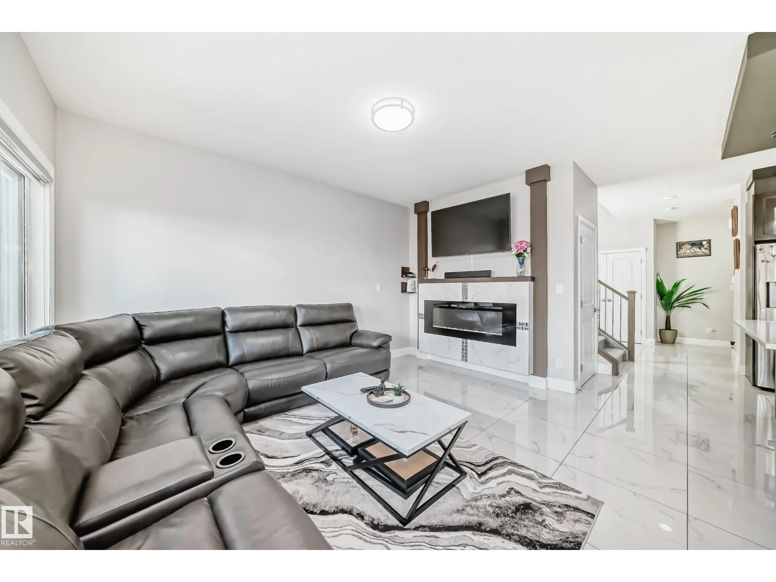1207 24 ST NW