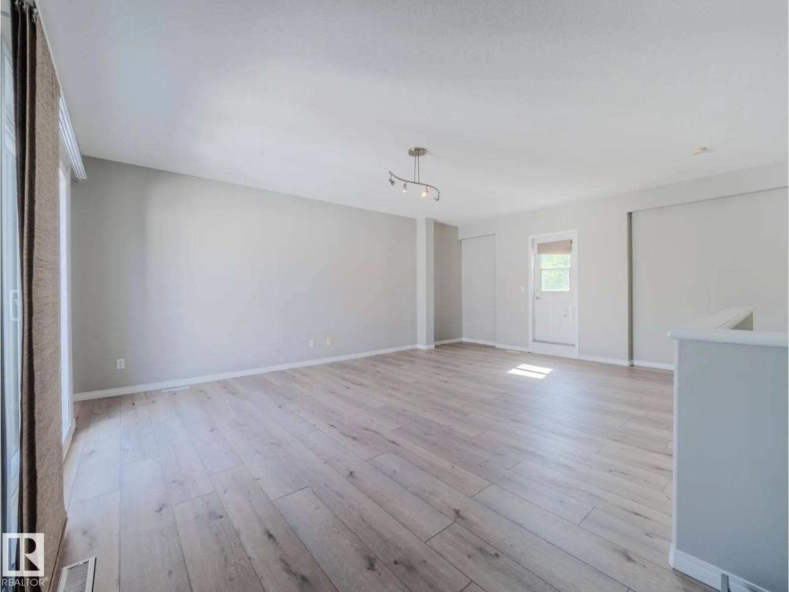 9767 93 ST NW