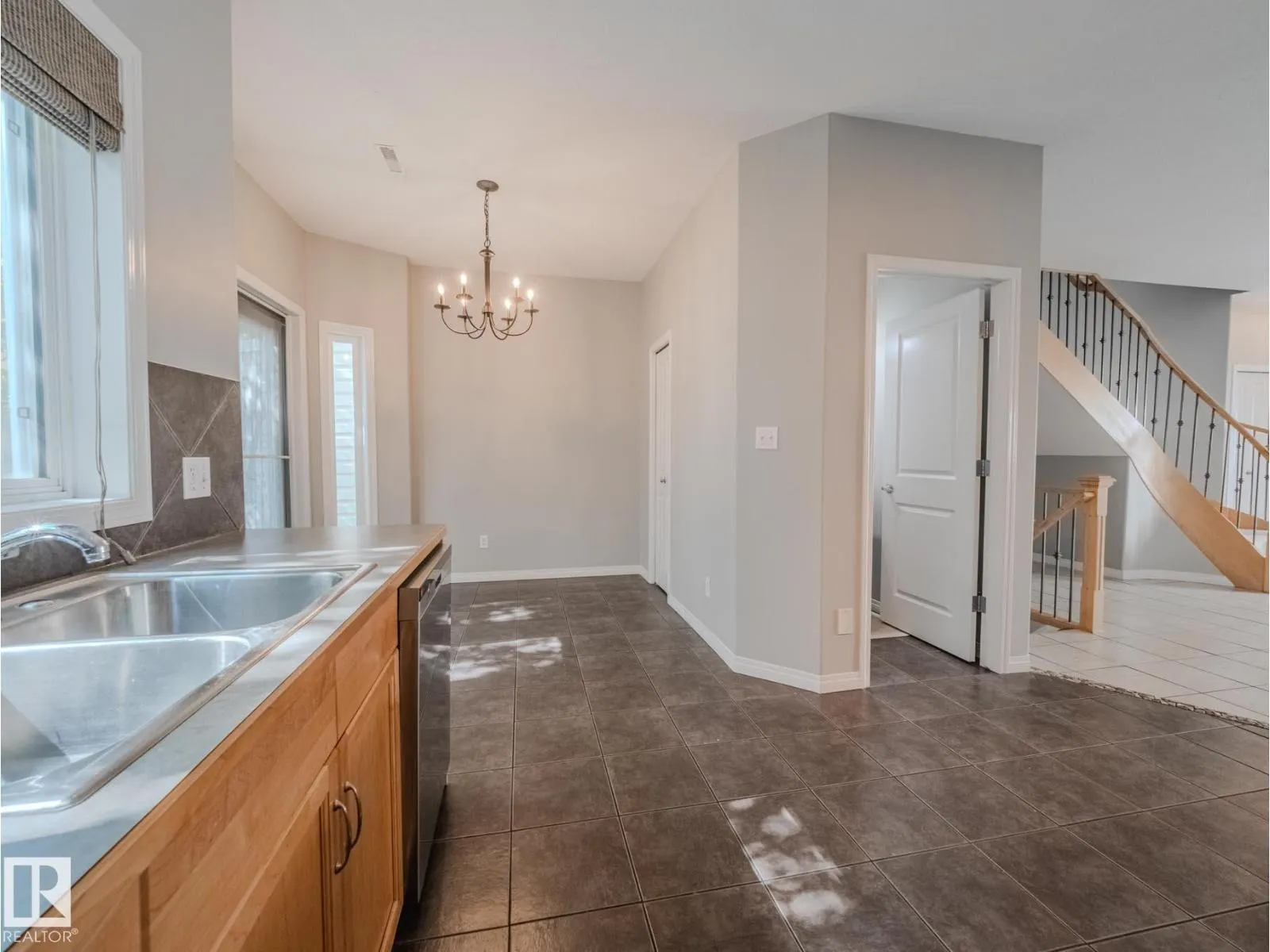 9767 93 ST NW