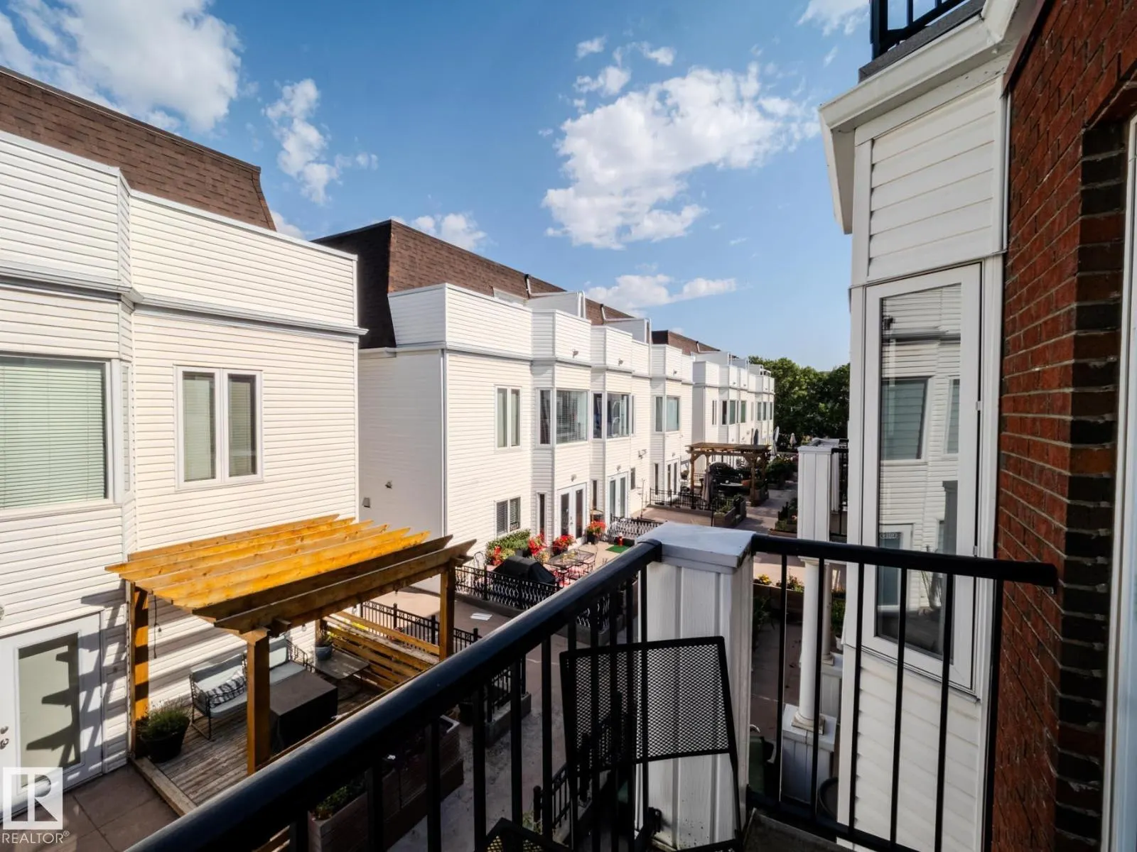 9767 93 ST NW