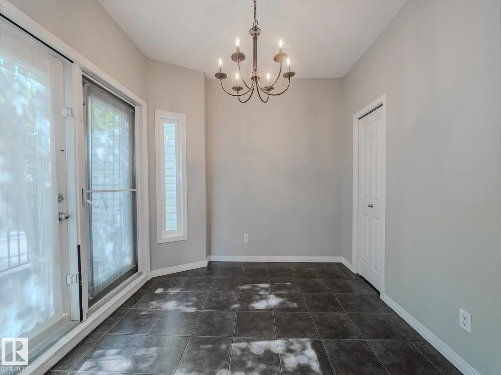 9767 93 ST NW