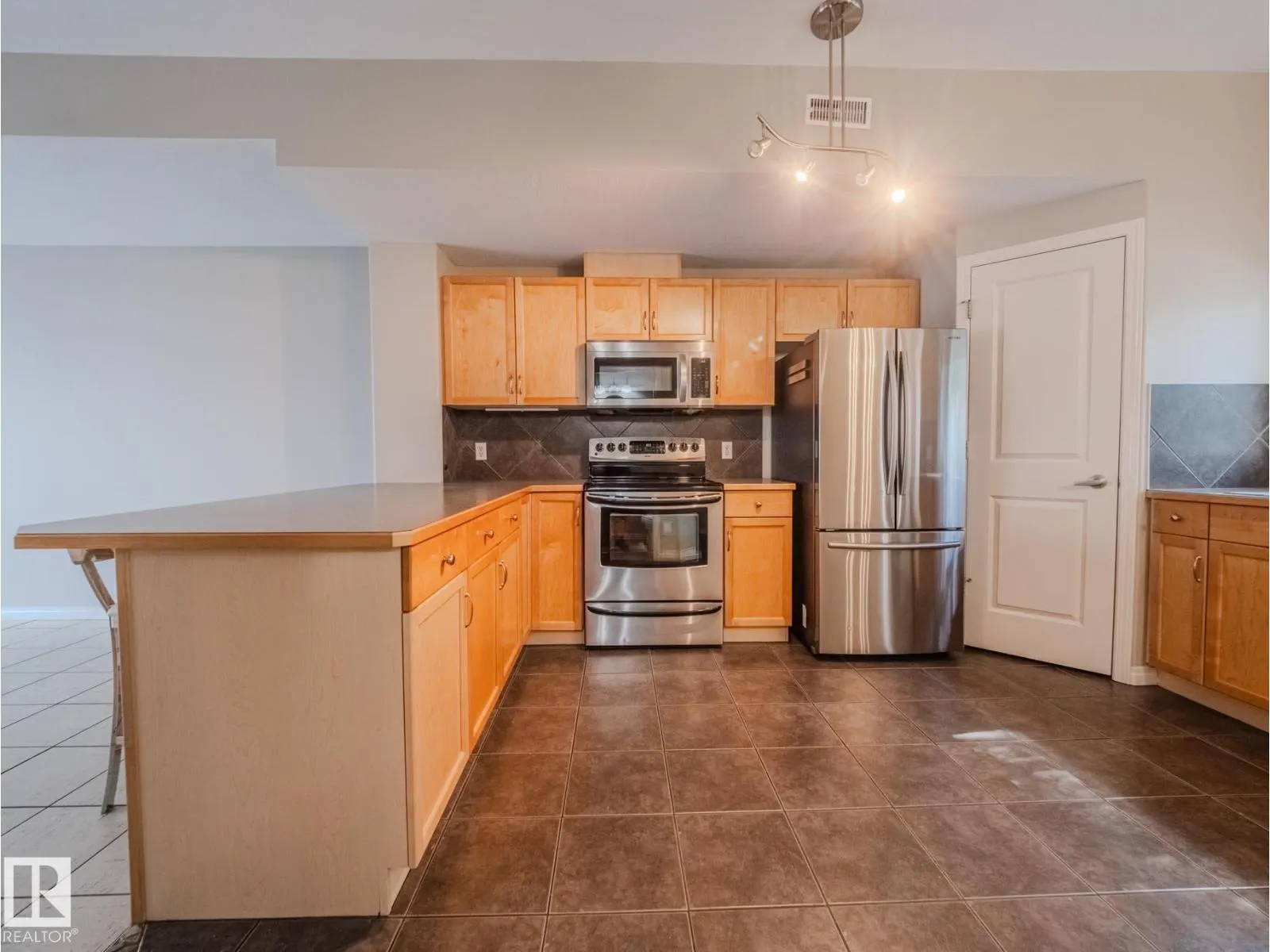 9767 93 ST NW