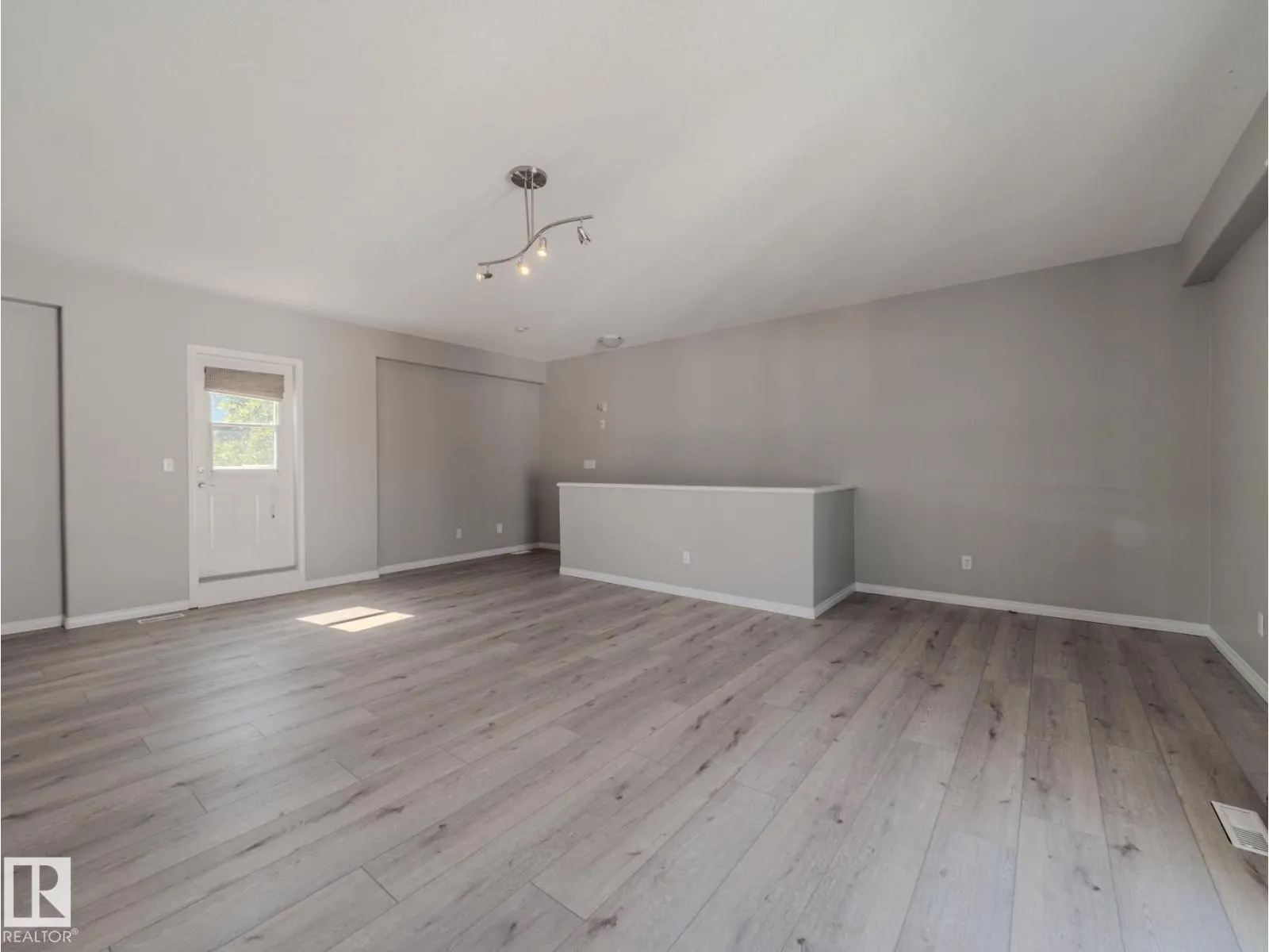 9767 93 ST NW