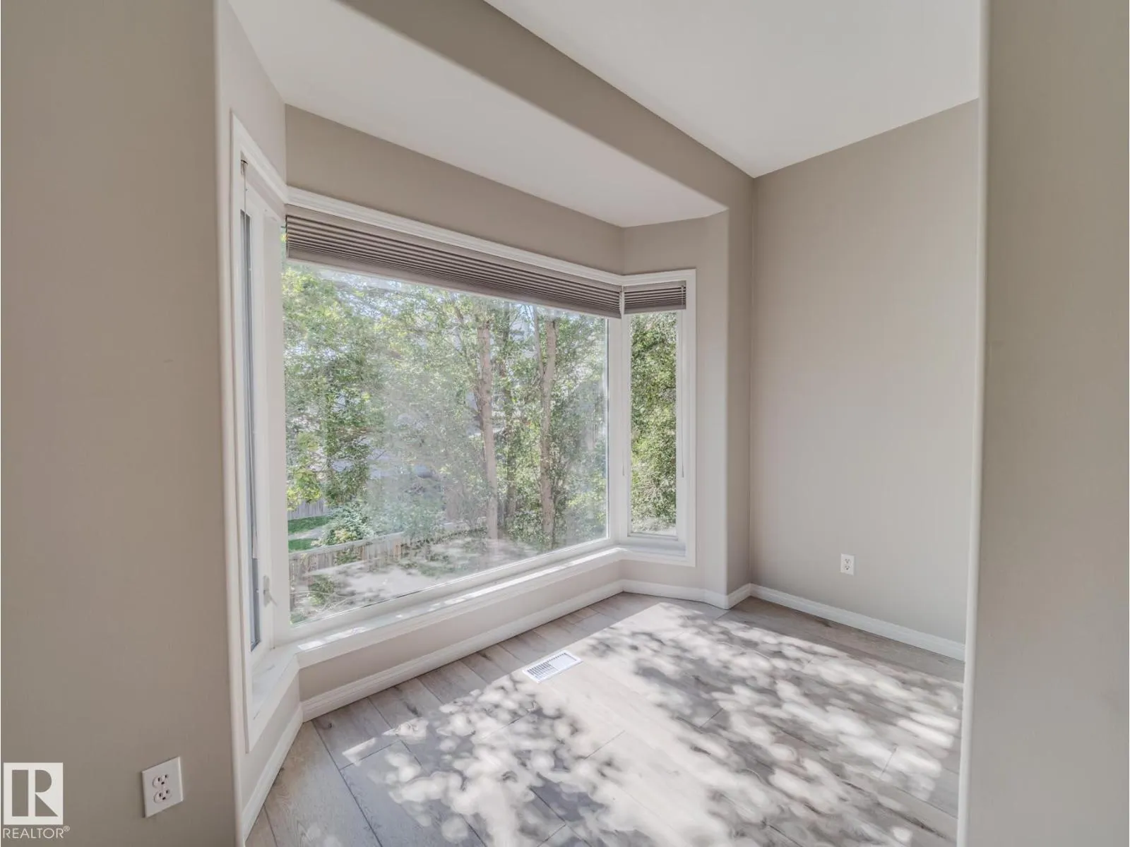 9767 93 ST NW