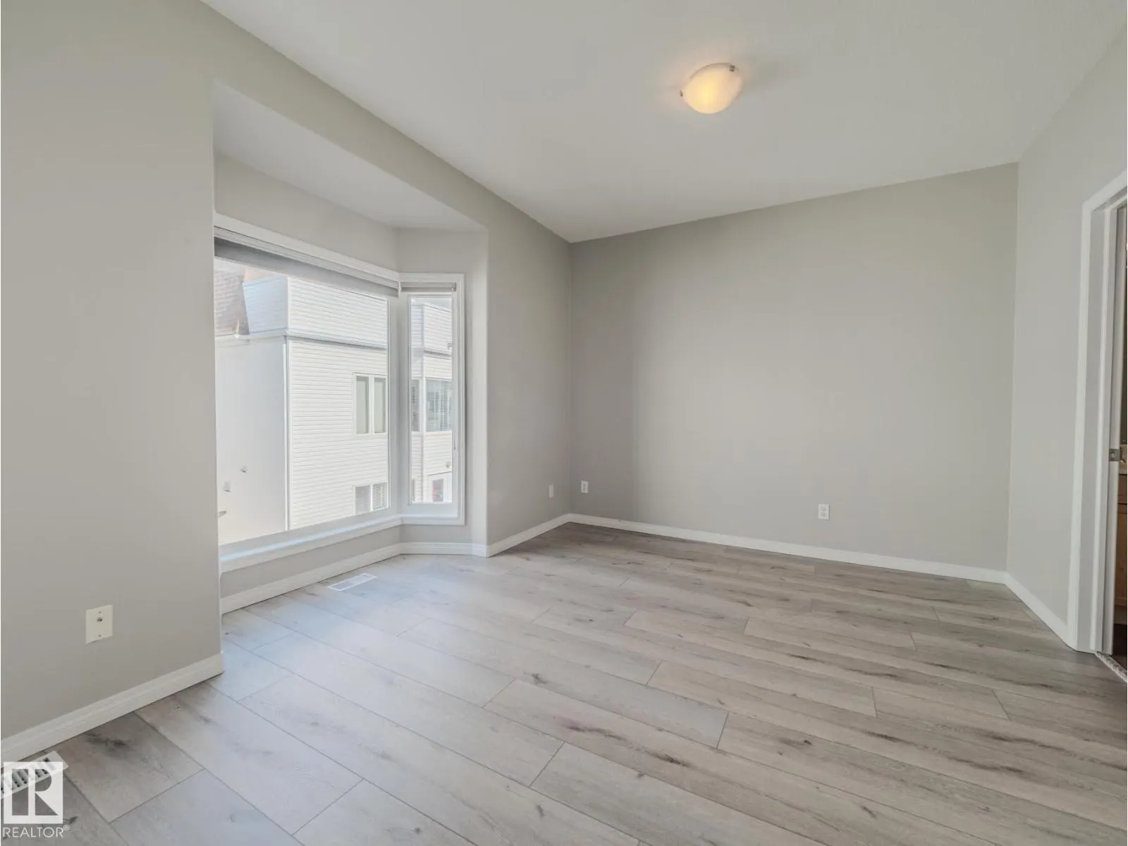 9767 93 ST NW