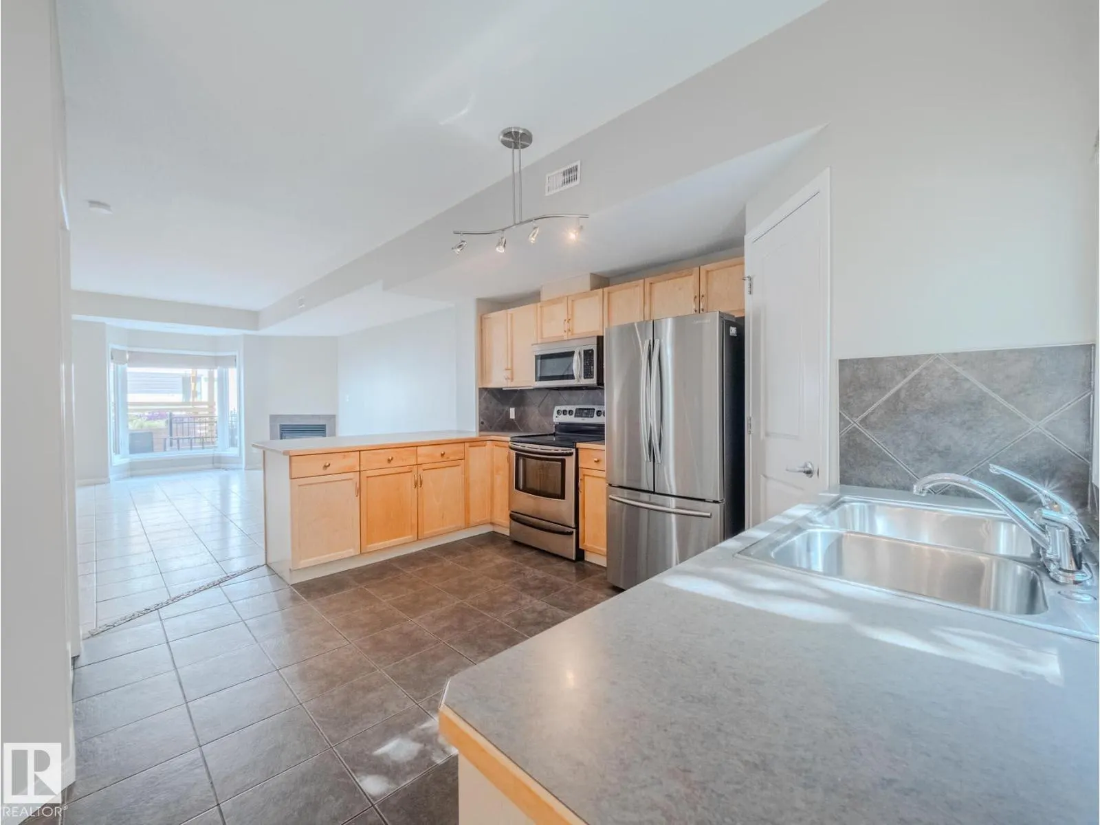 9767 93 ST NW