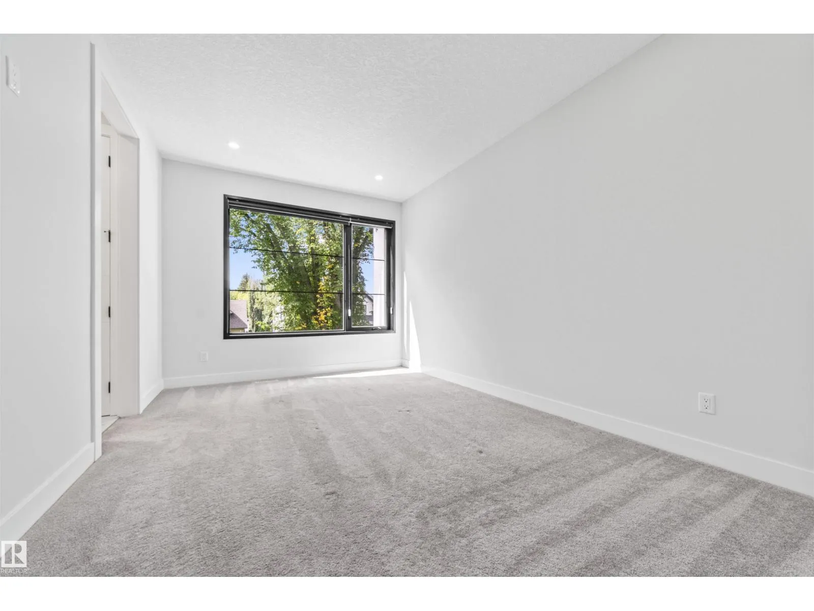 10537 136 ST NW NW