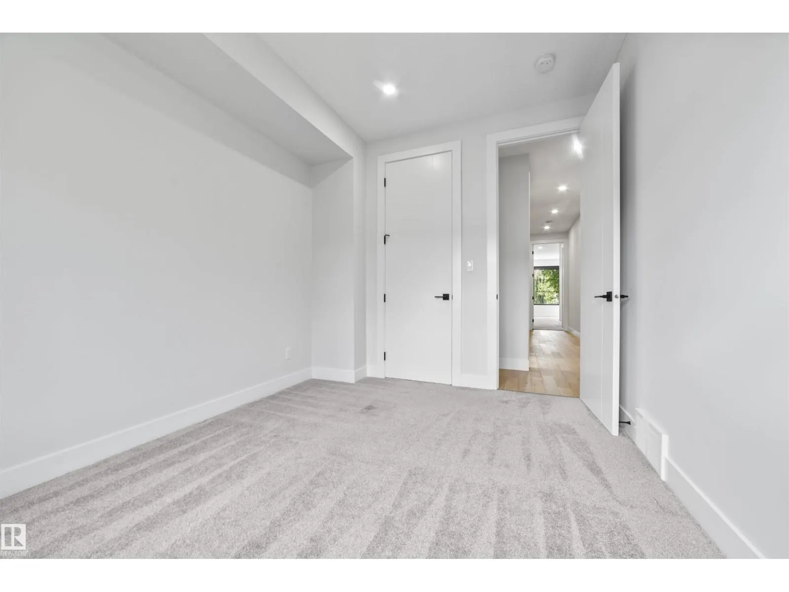 10537 136 ST NW NW