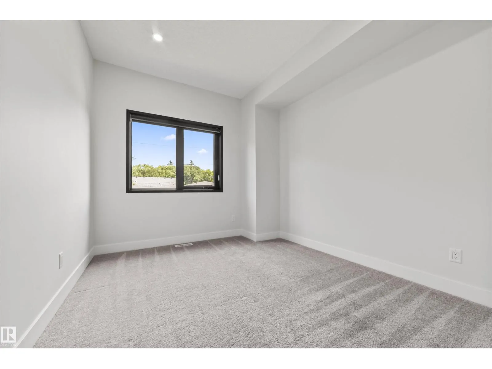 10537 136 ST NW NW