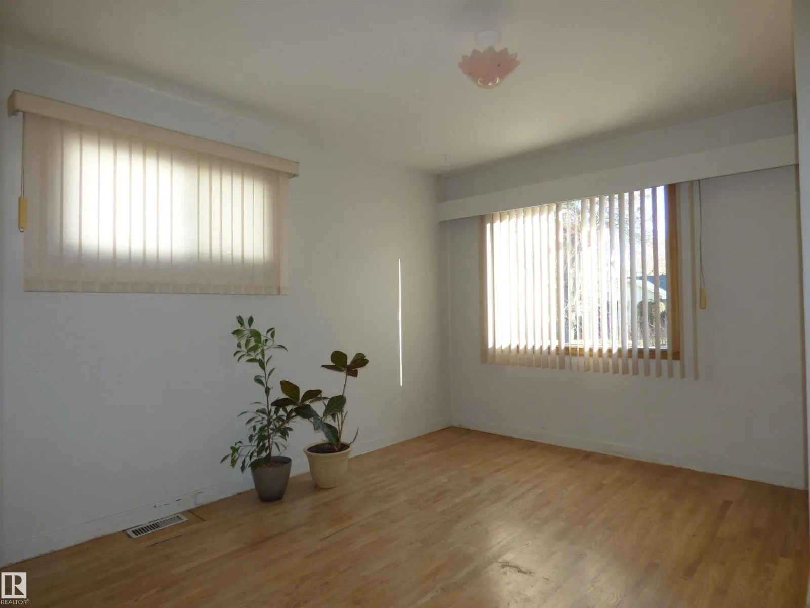 11206 104 ST NW